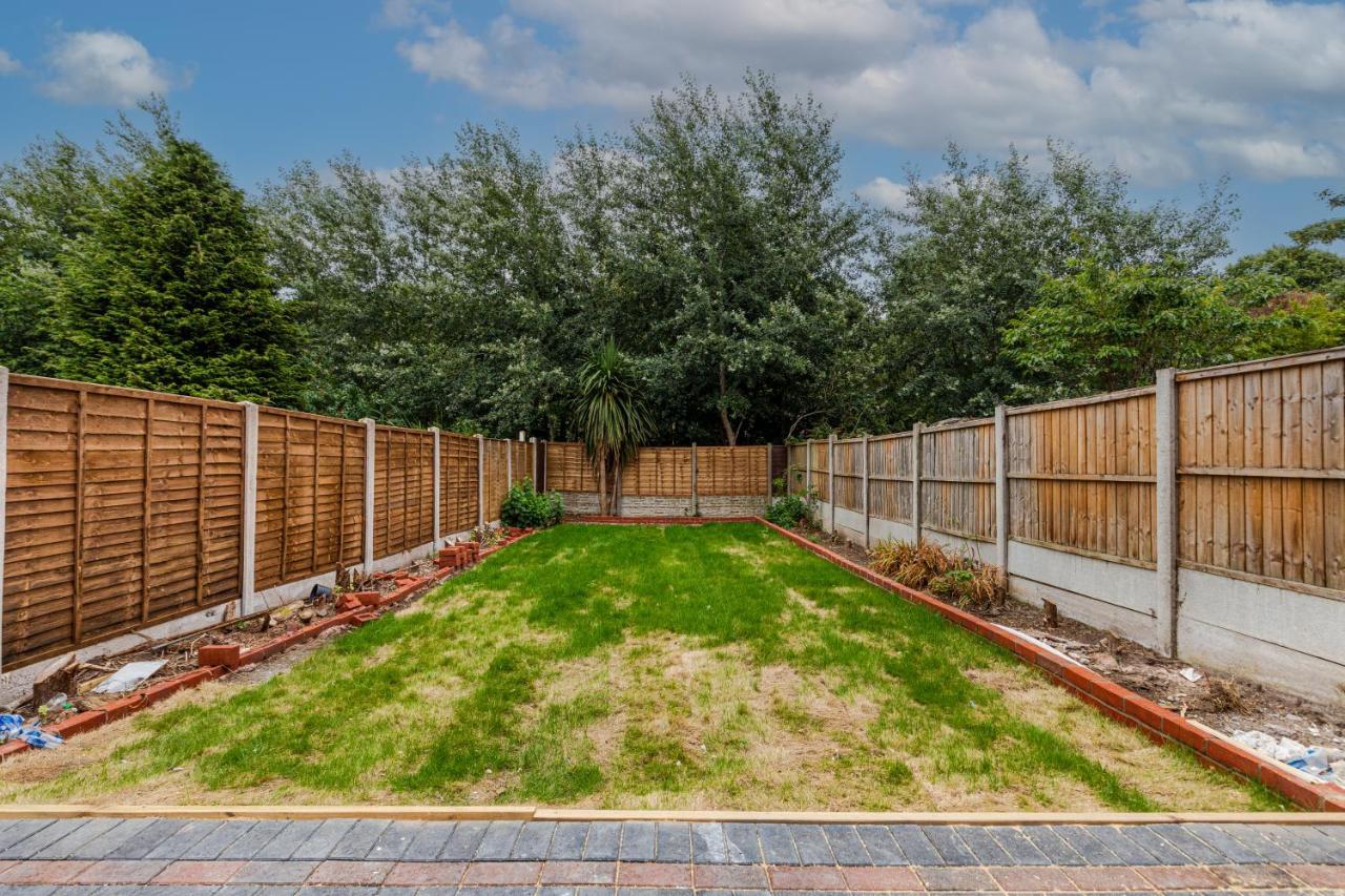 Walsall - 4 Bedroom House, Wi-Fi, Garden , Sleeps 8 - Jrr Stays Bescot Exteriér fotografie